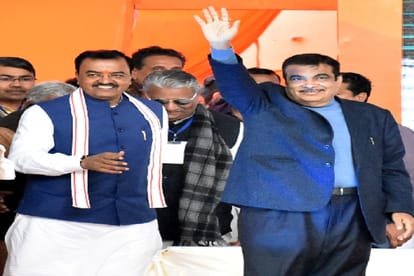 मंच पर कैशव प्रसाद मौर्य के साथ कैबिनेट मंत्री नितिन गडकरी