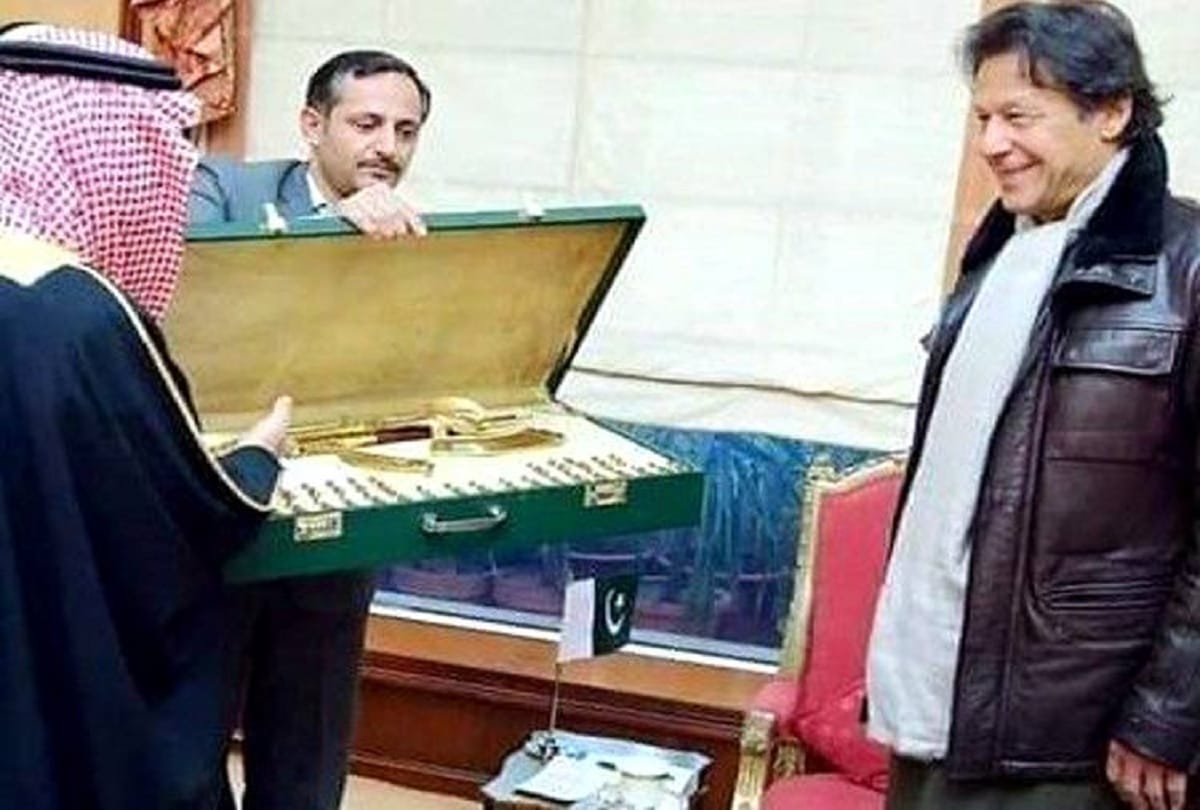pakistan give a gold plated gun to saudi crown prince salman