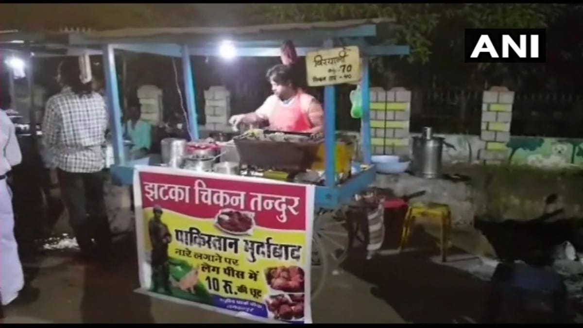 Food stall owner offering a discount on chicken leg piece who say Pakistan Murdabad
