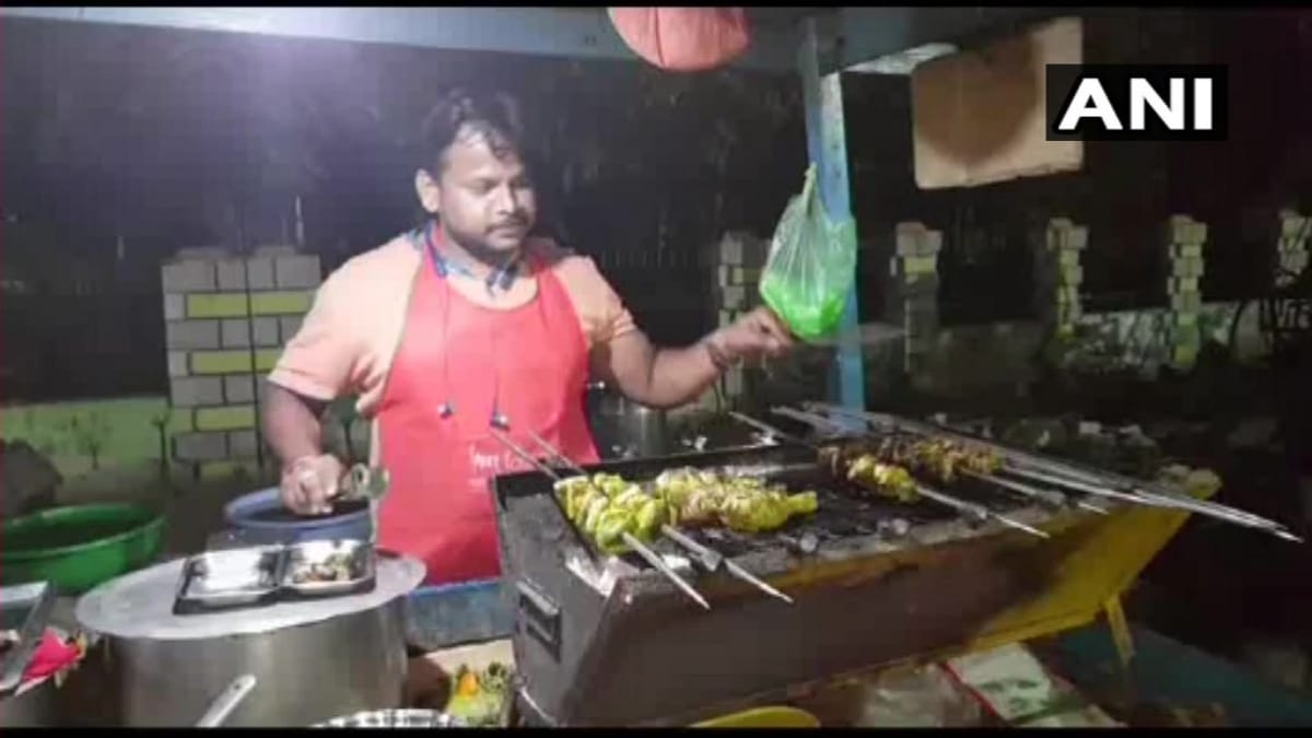 Food stall owner offering a discount on chicken leg piece who say Pakistan Murdabad