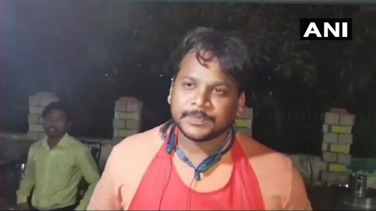 Food stall owner offering a discount on chicken leg piece who say Pakistan Murdabad