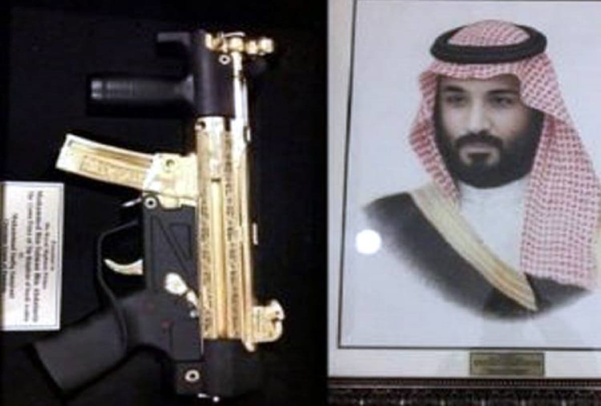 pakistan give a gold plated gun to saudi crown prince salman