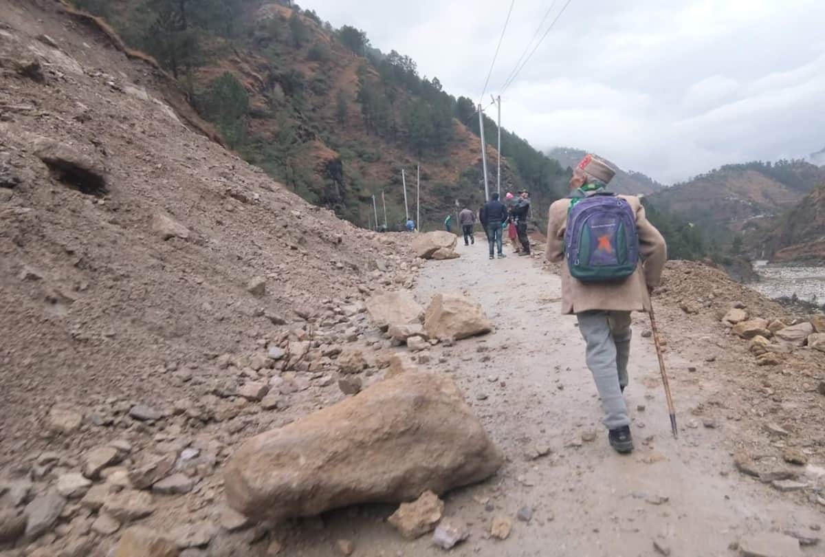 heavy snowfall recorded in himachal and schools closed in lahaul spiti