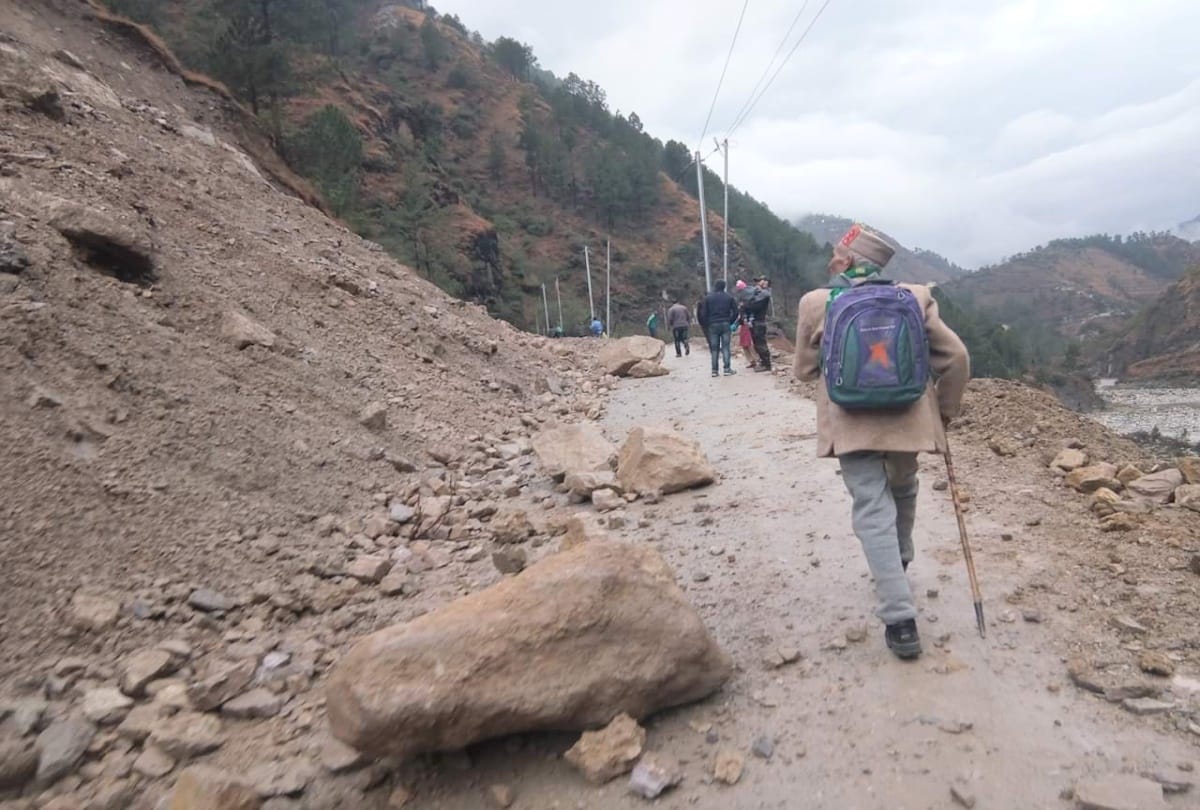 heavy snowfall recorded in himachal and schools closed in lahaul spiti