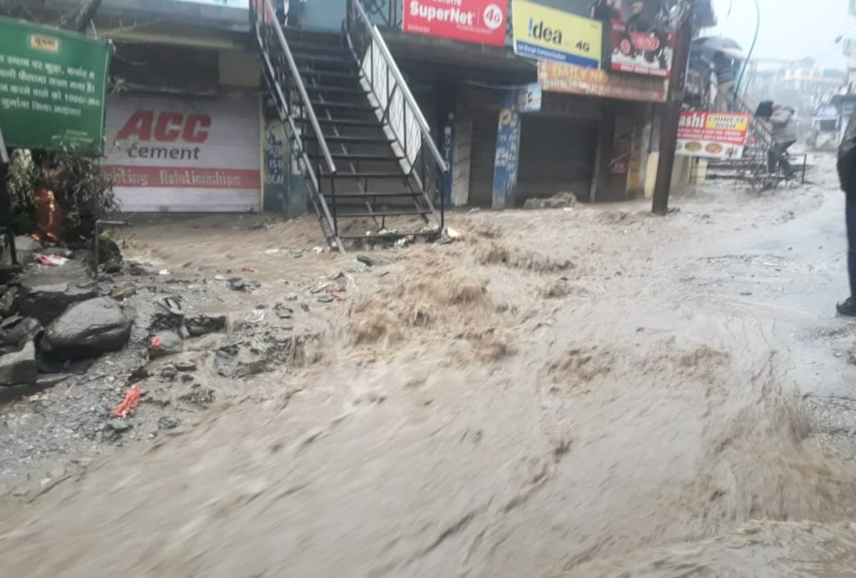 kullu manali highway remained close for 14 hours due to heavy landslide