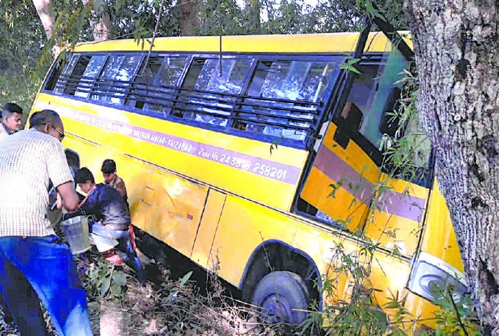 school bus accident at hanumatnagar in ayodhaya 13 children injured
