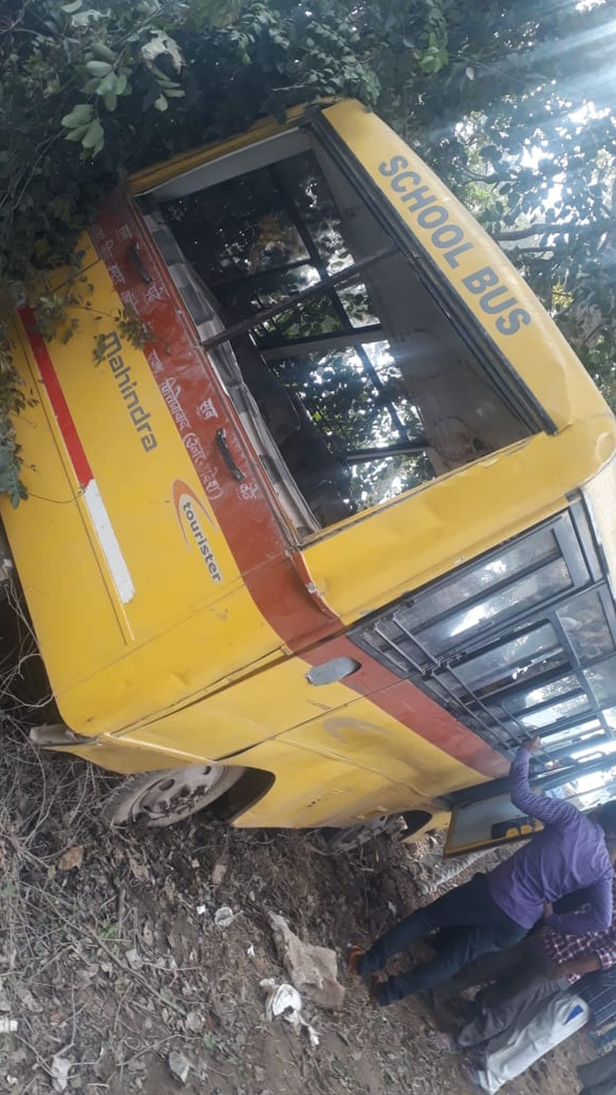 एका में पलटी स्कूल बस, मची चीख-पुकार, तीस बच्चे घायल