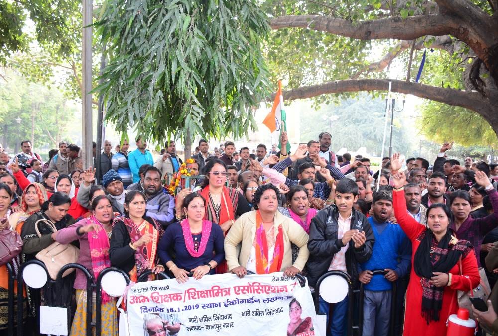 police stops siksha mitra from going to vidhan sabha
