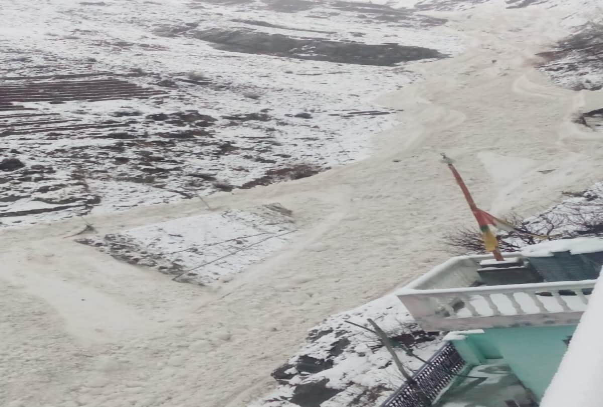 heavy snowfall recorded in himachal and schools closed in lahaul spiti