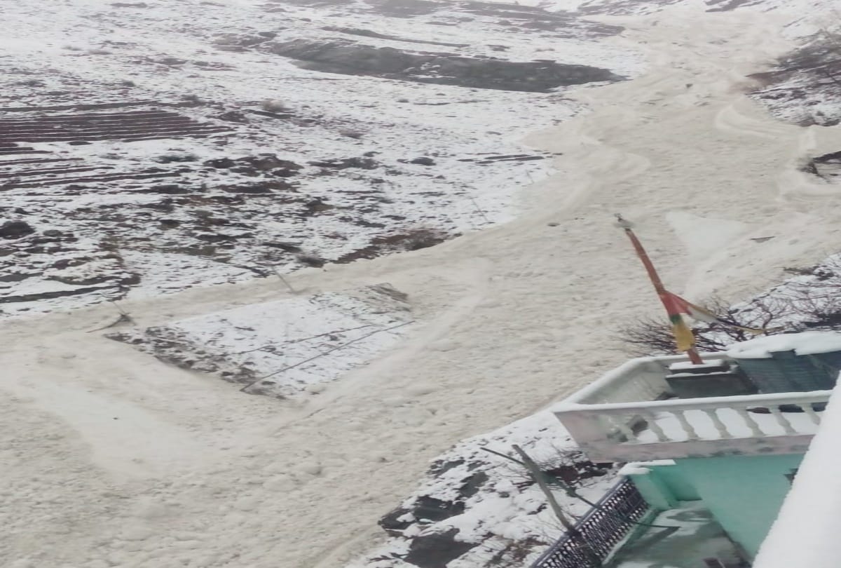 heavy snowfall recorded in himachal and schools closed in lahaul spiti