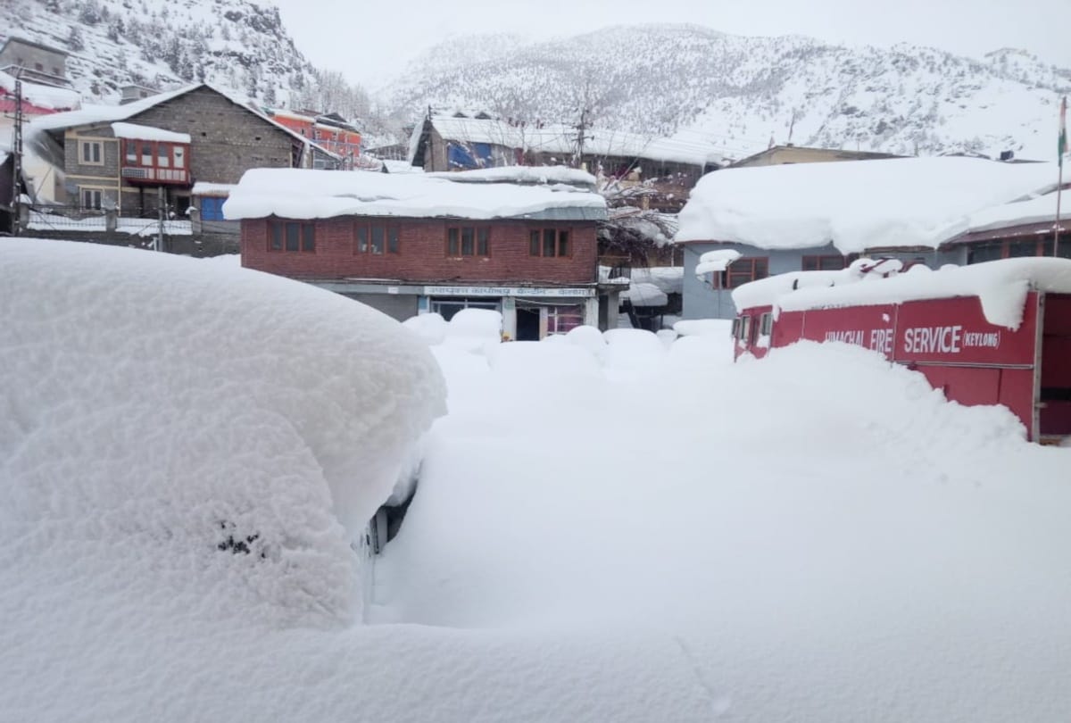 heavy snowfall recorded in himachal and schools closed in lahaul spiti