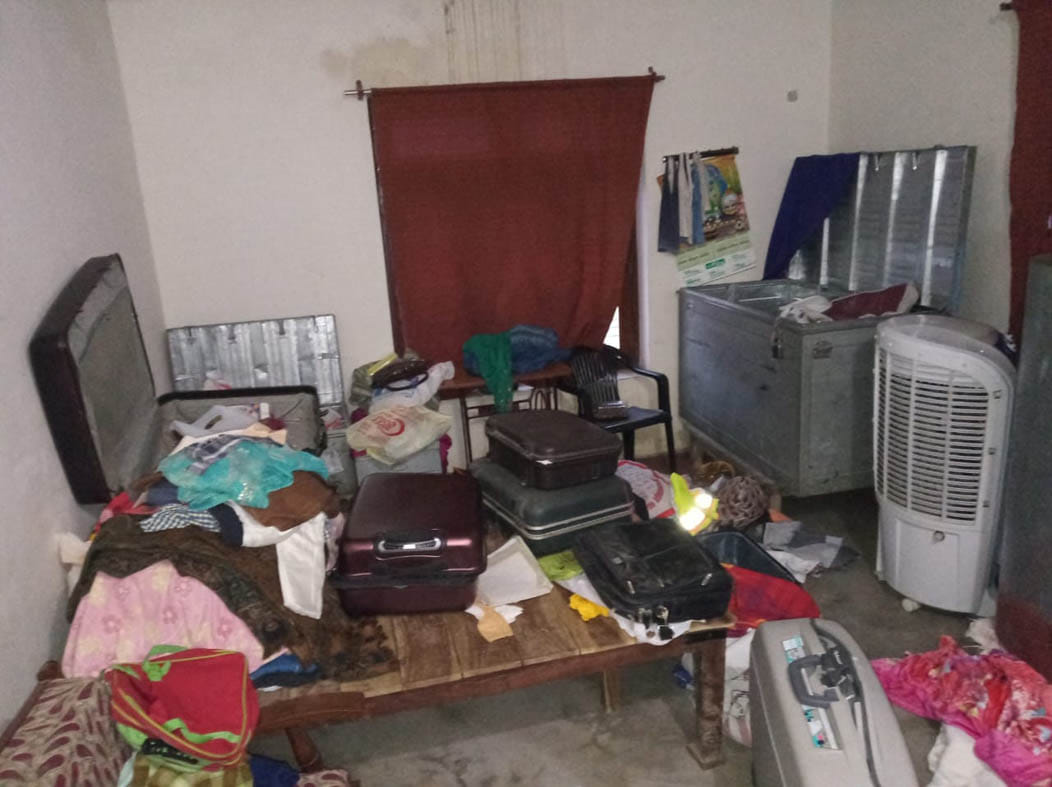 नकब लगाकर लाखों के सामान उठा ले गए चोर