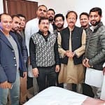 रामपुर में कांग्रेस नेता राशिद अल्वी से मिलते फैसल लाला।  अमर उजाला