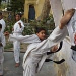 प्रैक्टिस करते मार्शल आर्ट के खिलाड़ी