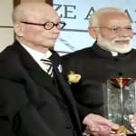 शांति पुरस्कार लेते हुए पीएम मोदी