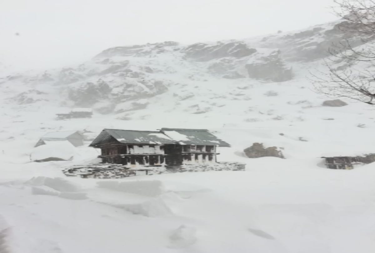 After buried in the avalanche army jawan Gangasagar cut snow from Khukuri to save his life