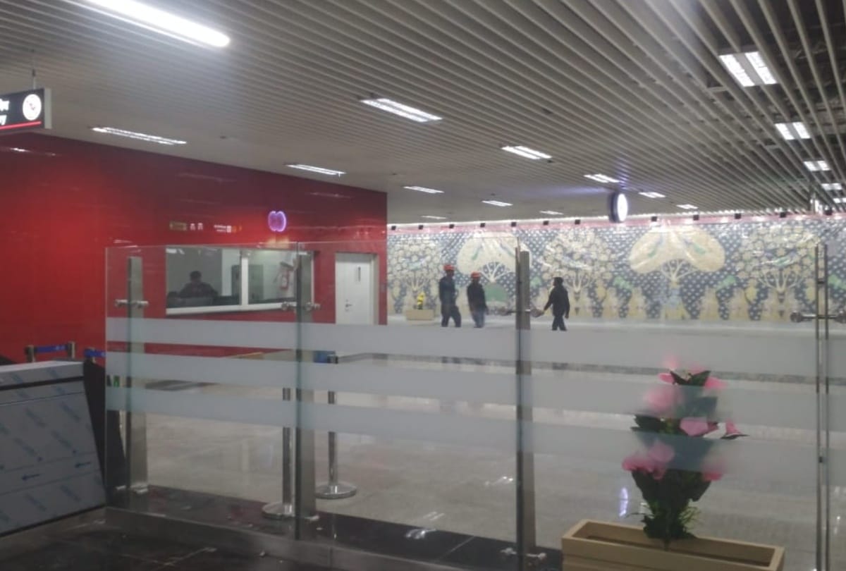 delhi airport express line cisf personnel return bag filled with 2 lakh of passenger