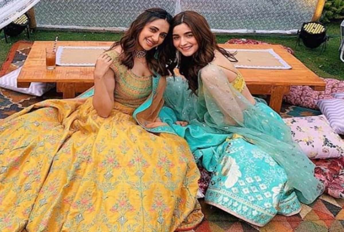 After Gully Boy good response on box office Alia Bhatt attend best friend wedding in Delhi