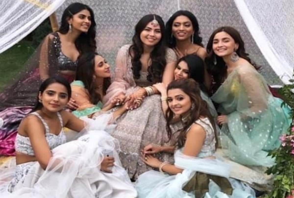 After Gully Boy good response on box office Alia Bhatt attend best friend wedding in Delhi