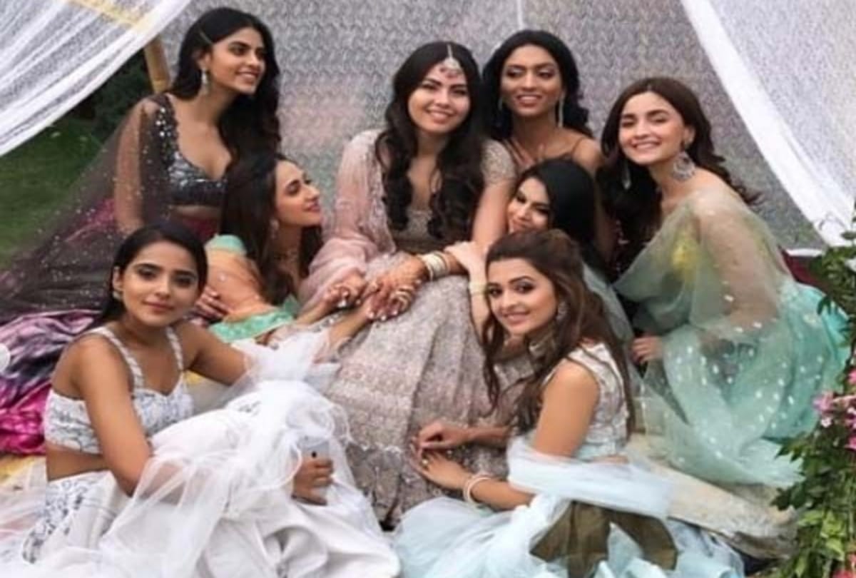 After Gully Boy good response on box office Alia Bhatt attend best friend wedding in Delhi