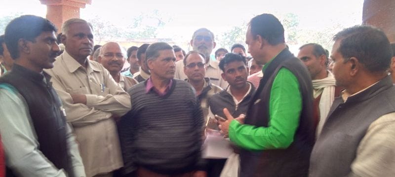 तहसील से प्राईवेट कर्मचारियों को अधिवक्ताओं ने खदेड़ा