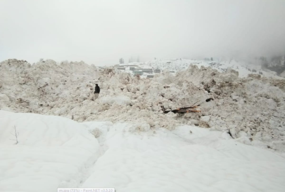 After buried in the avalanche army jawan Gangasagar cut snow from Khukuri to save his life