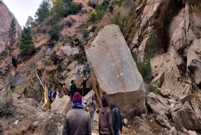 Mountain collapse on badrinath highway road blocked