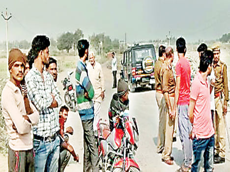Bike rider crusher munim death due to collision of truck