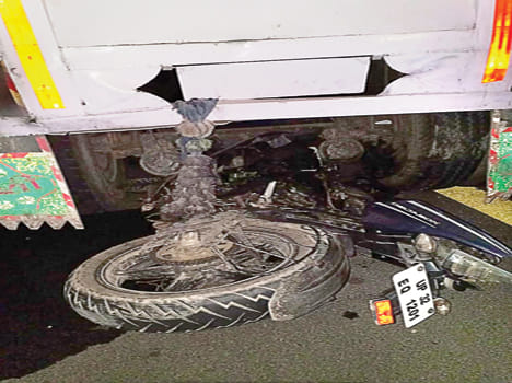 Bike busted in stand truck, two friends die