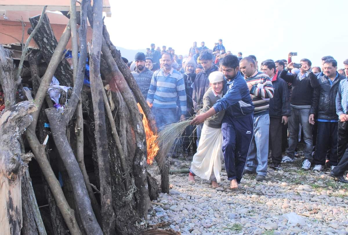 kinnaur avalanche: bids adieu to martyr Constable Rakesh Kumar in bilaspur himachal