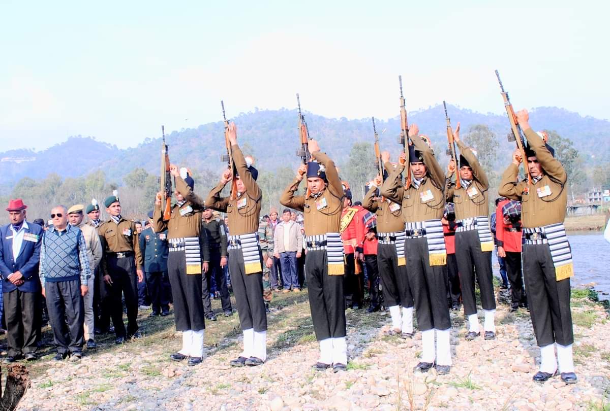 kinnaur avalanche: bids adieu to martyr Constable Rakesh Kumar in bilaspur himachal