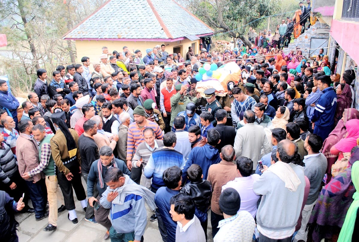 martyr Rakesh Kumar's wife absurd, mother and children crying in bilaspur himachal