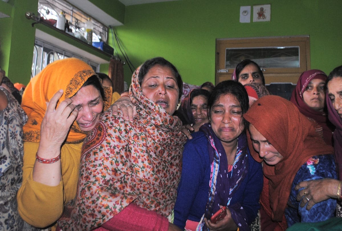 martyr Rakesh Kumar's wife absurd, mother and children crying in bilaspur himachal
