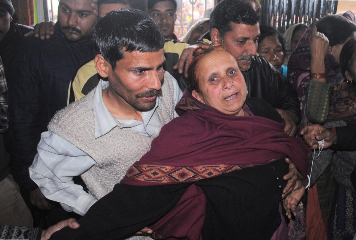 martyr Rakesh Kumar's wife absurd, mother and children crying in bilaspur himachal