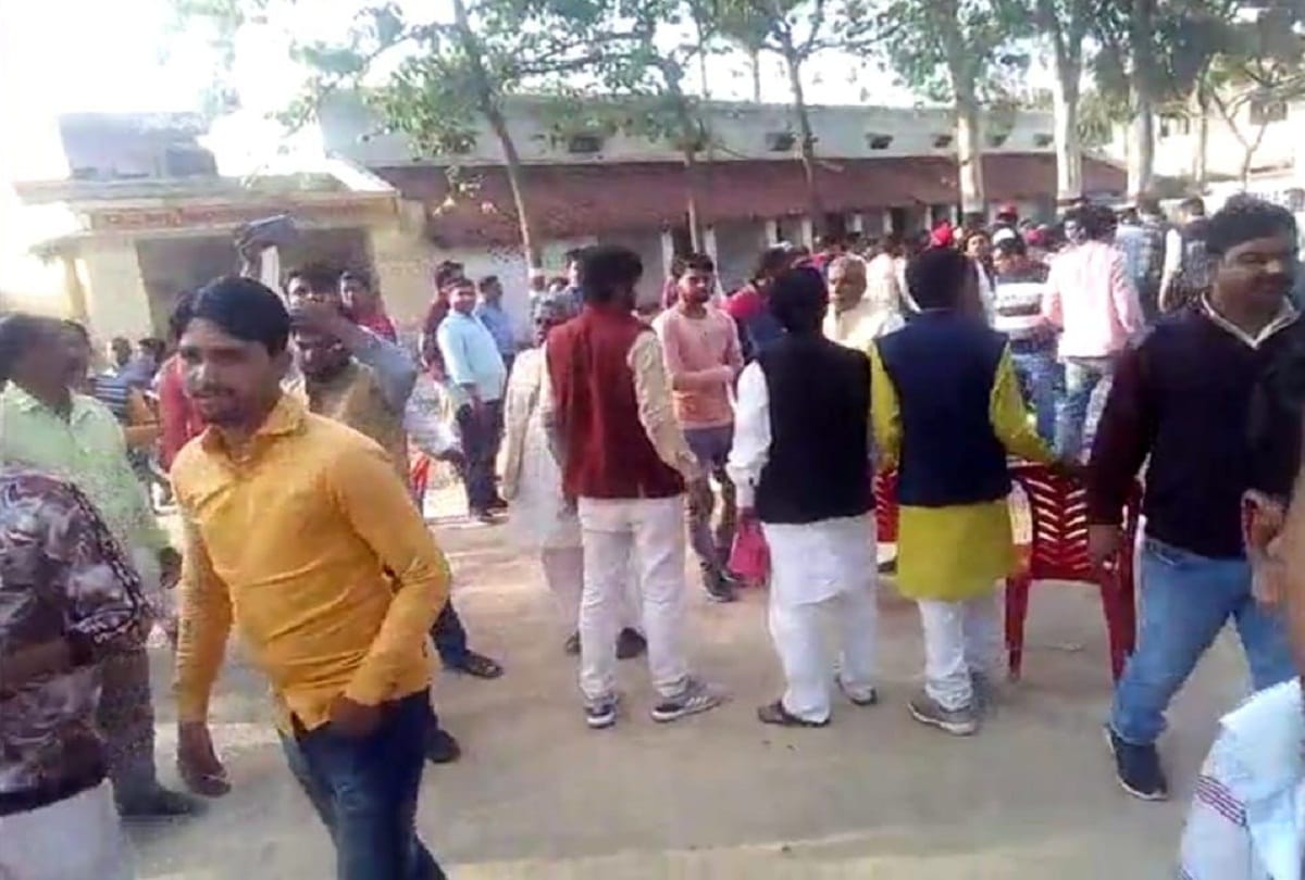 SP workers clashed with each other District Vice President death in sant kabir nagar