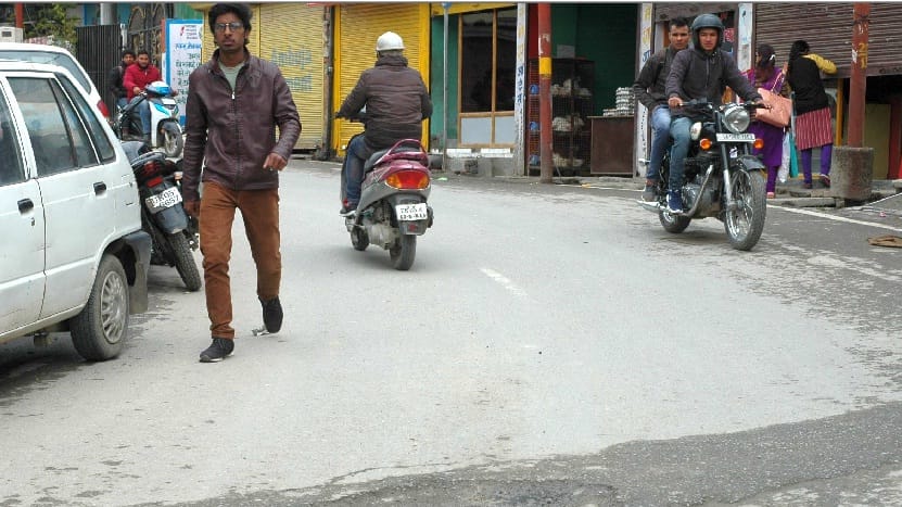 Sir, there is no road in the pit on the road.