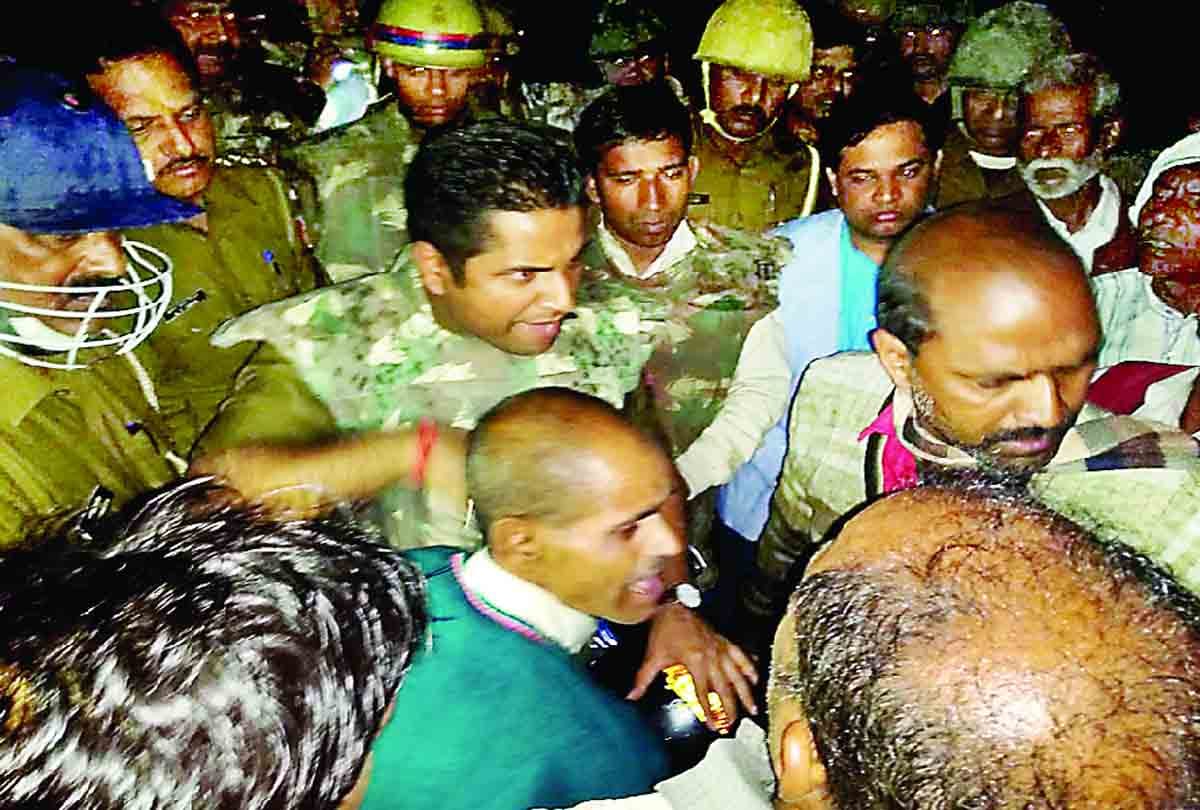 stone pelting on up police in fatehpur