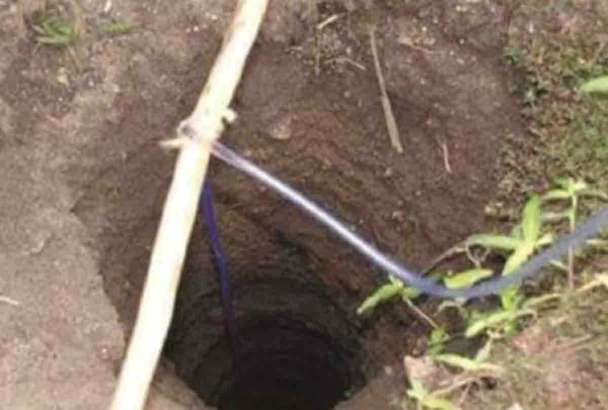 man get down in Borewell to fix the leakage