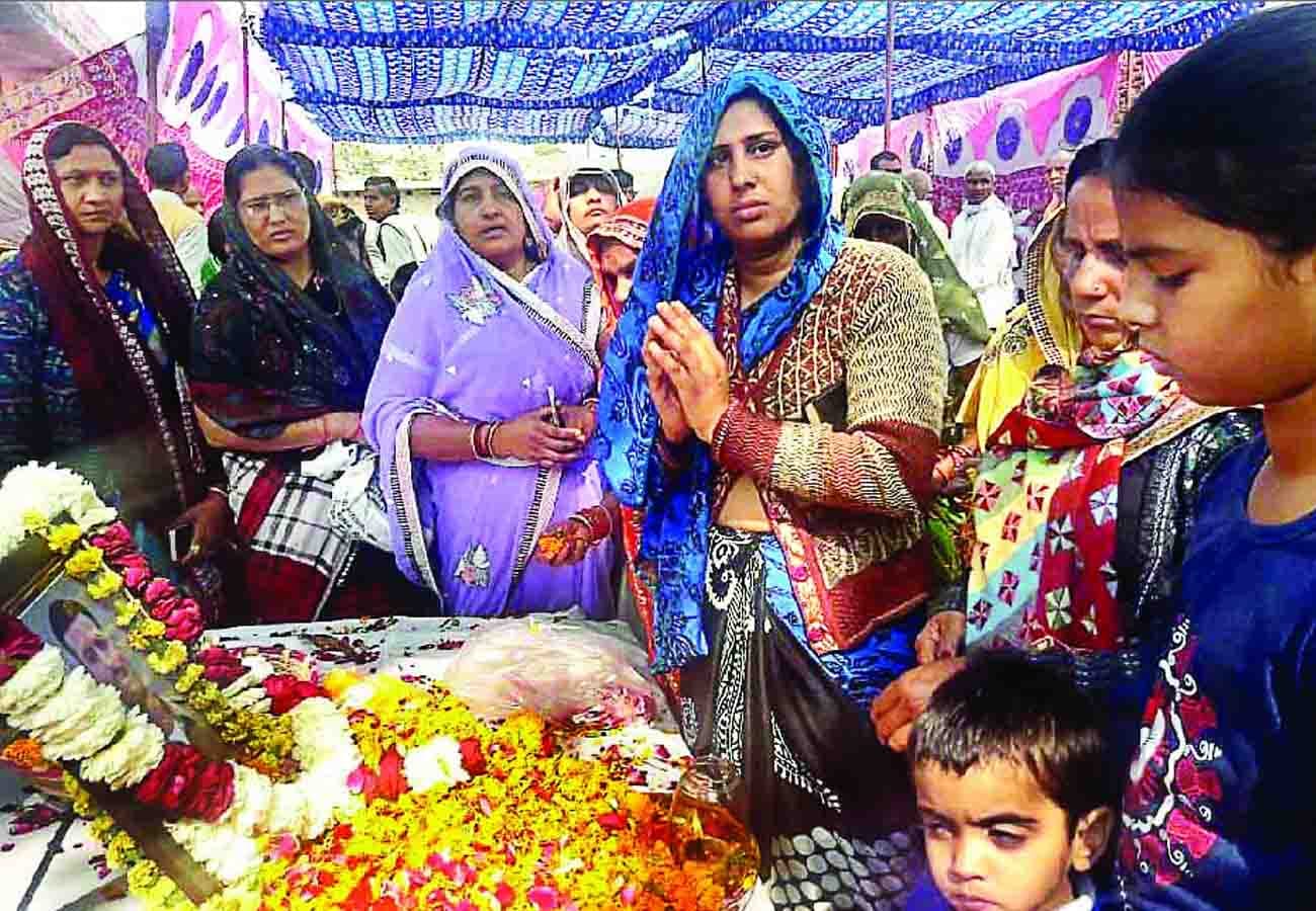 pulwama terror attack martyr's wife angry at leaders conduct