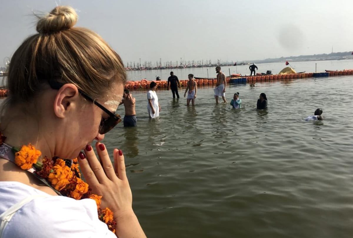 Foreign deligates saw in Indian costumes at kumbh prayagraj see pictures
