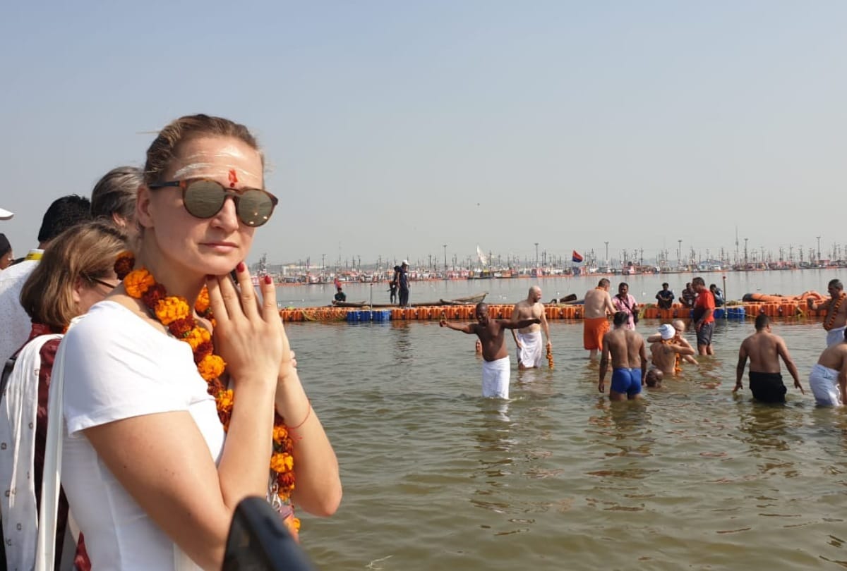 Foreign deligates saw in Indian costumes at kumbh prayagraj see pictures