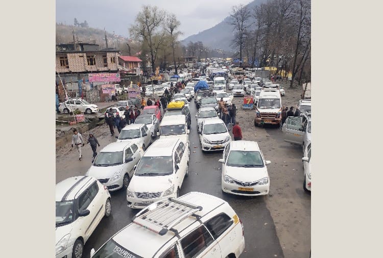 एनएच बंद होने से रात भर गाड़ियों में ठिठुरते रहे हजारों लोग