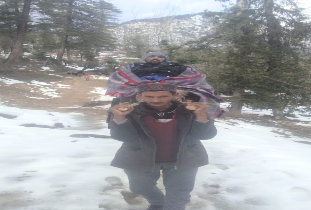 Patients carried in sedan for 15 km by people on foot in kullu himachal