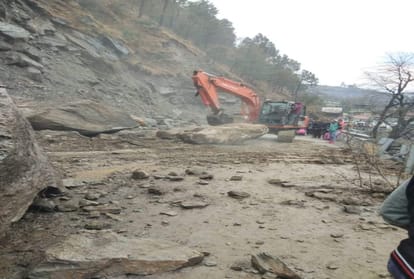 Patients carried in sedan for 15 km by people on foot in kullu himachal