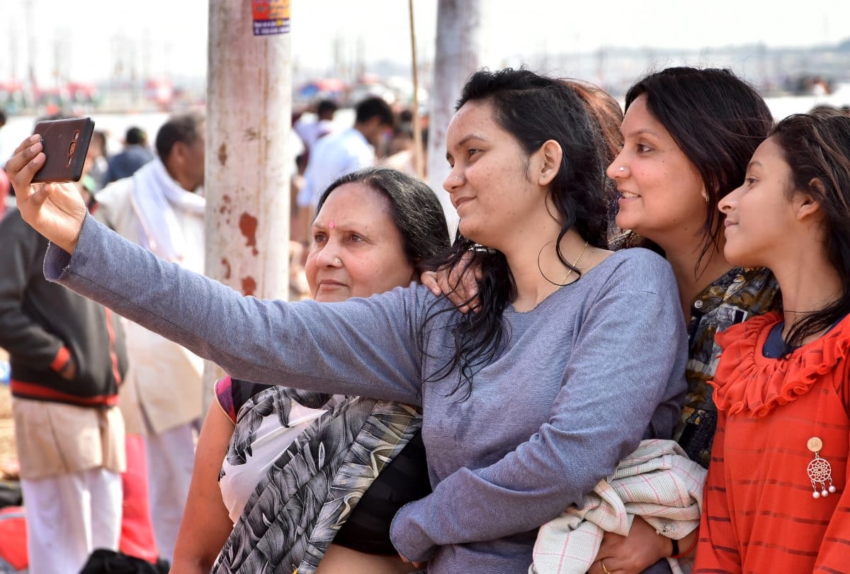 kumbh 2019: large number of local people coming to the sangam ghat