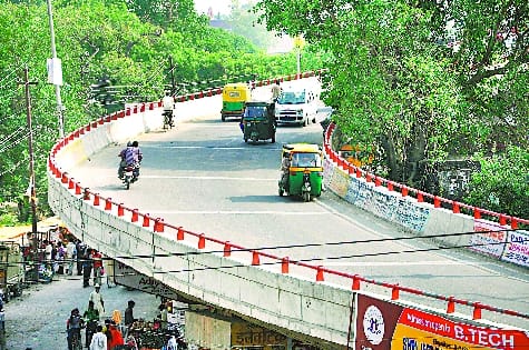 पुल भूल जाएं, अभी तो प्रोजेक्टों से फुटबाल खेल रहे अफसर