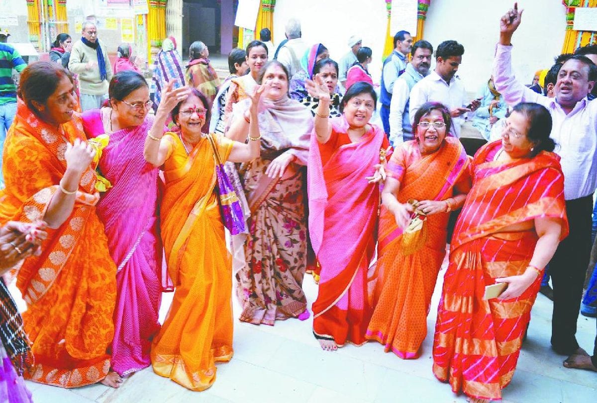 holi celebration with rasiya song in dwarkadhish temple mathura