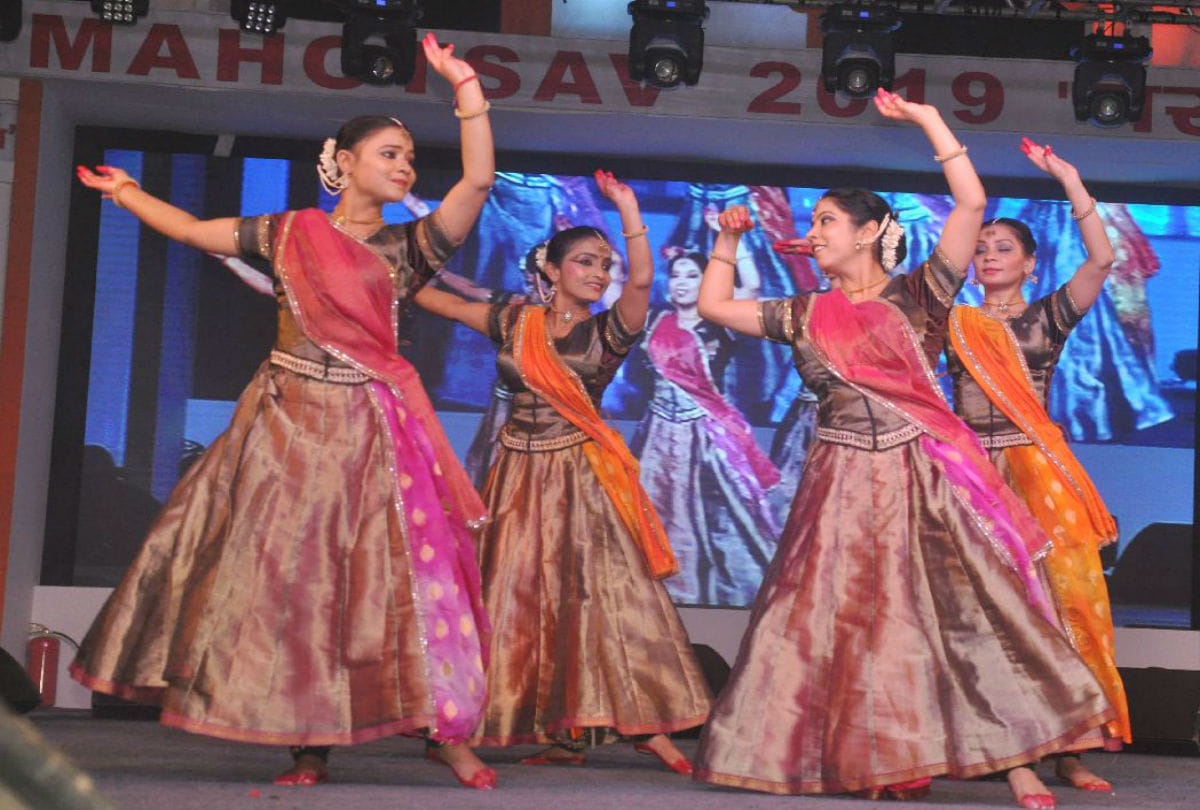 singers performed in taj mahotsav 2019