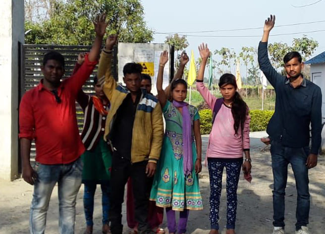 प्रवेश पत्र न मिलने से छात्रों ने मचाया बवाल