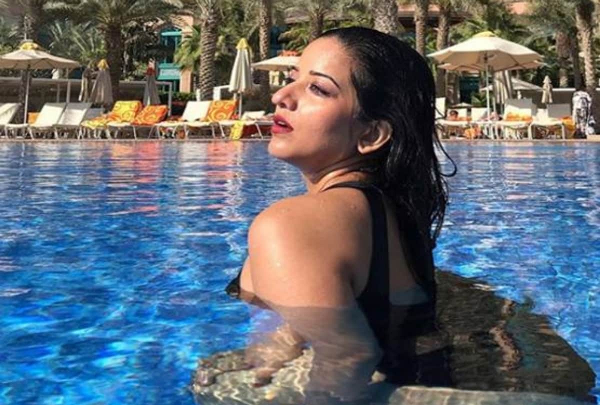 'Big Boss' ex Contestant Looks Happy in the Swimming Pool, photo viral
